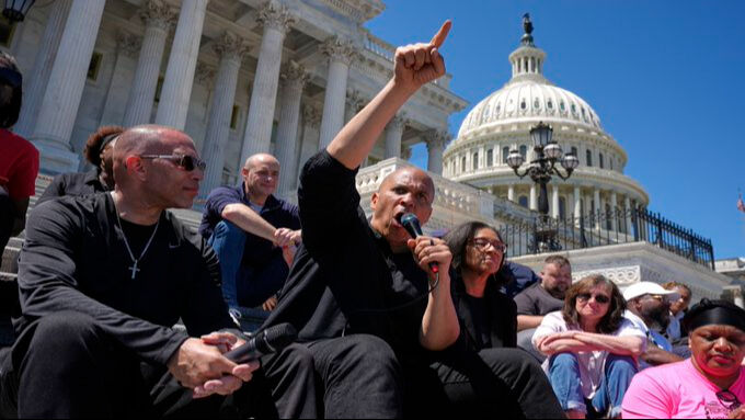ABD Kongre Binası karıştı! Vekiller merdivenlerde 9 saat boyunca oturma eylemi düzenledi ABD Kongre Binası karıştı! Vekiller merdivenlerde 9 saat boyunca oturma eylemi düzenledi - 1. Resim