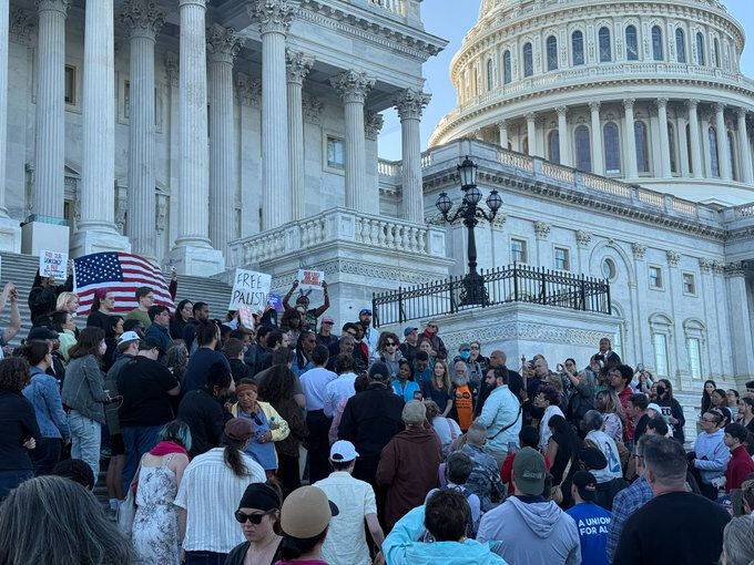ABD Kongre Binası karıştı! Vekiller merdivenlerde 9 saat boyunca oturma eylemi düzenledi ABD Kongre Binası karıştı! Vekiller merdivenlerde 9 saat boyunca oturma eylemi düzenledi - 2. Resim
