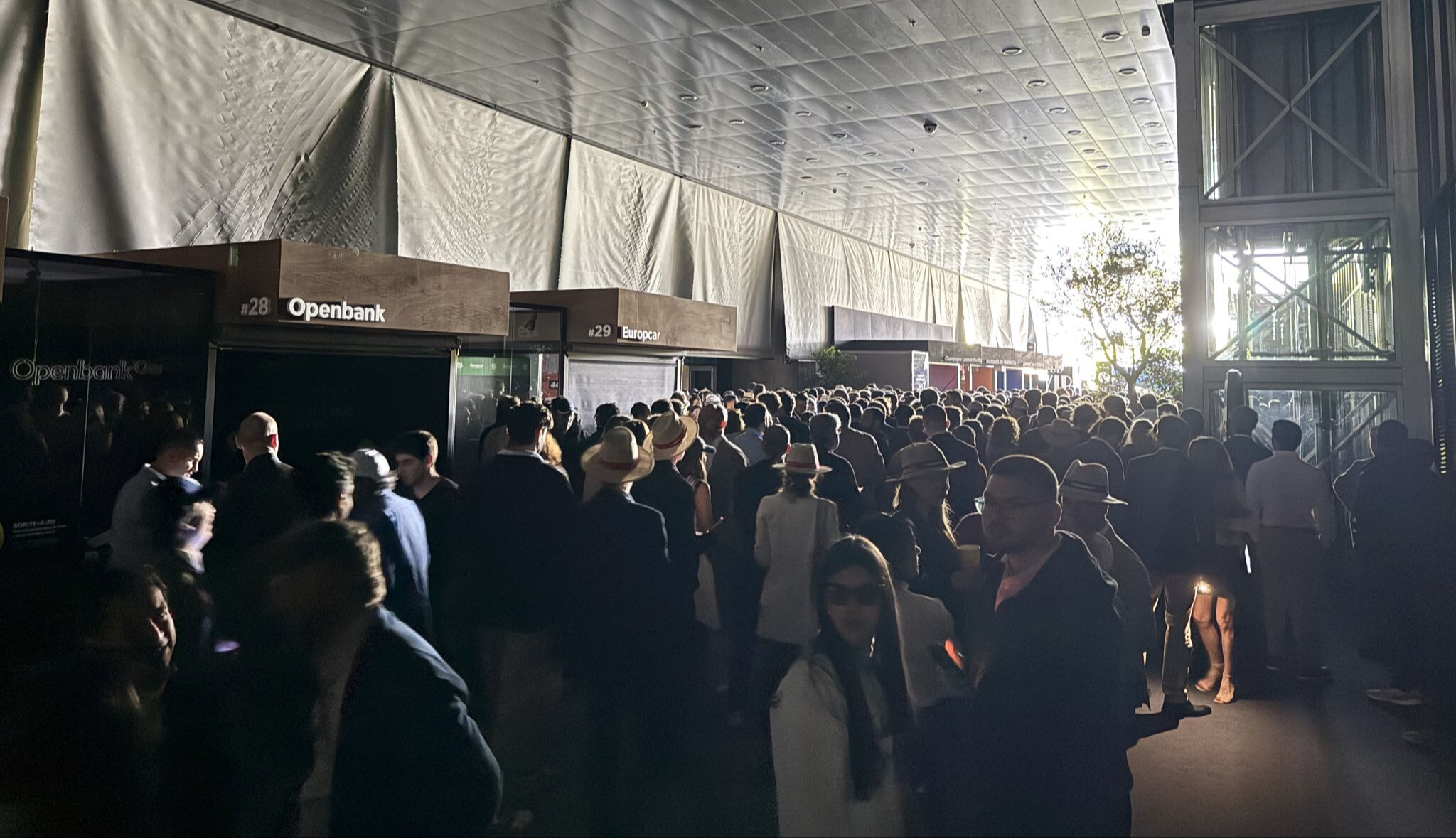 Avrupa'da 4 ülke karanlığa gömüldü! Elektrik kesintisi nedeniyle hayat felç oldu - 2. Resim