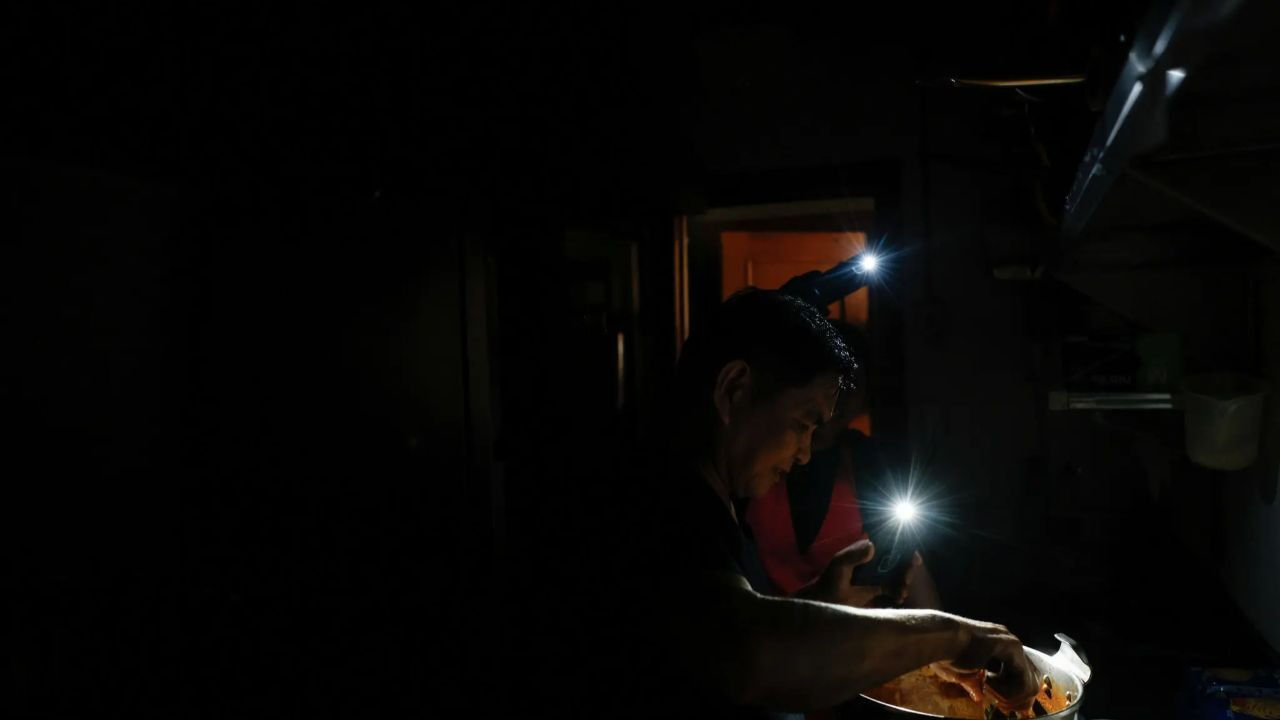 Avrupa'da 4 ülke karanlığa gömüldü! Elektrik kesintisi nedeniyle hayat felç oldu - 4. Resim