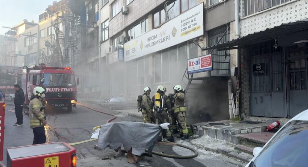 Bayrampaşa'da yangın paniği! Çok sayıda ekip sevk edildi Bayrampaşa'da yangın paniği! Çok sayıda ekip sevk edildi - 1. Resim
