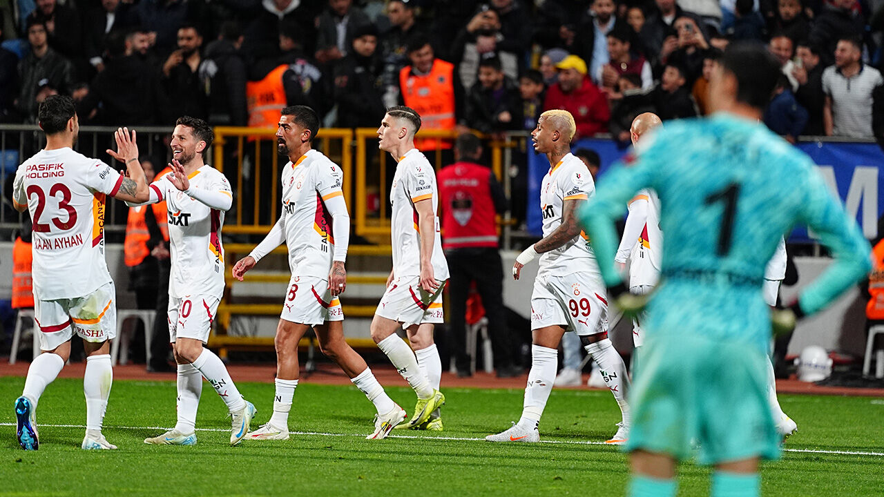 "Bu atlı geçide gider" | Spor yazarları Galatasaray için ne dedi? - 1. Resim