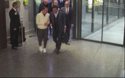 Ekrem İmamoğlu'nun oteldeki yeni görüntüleri! Eline çantayla girdi, kameraları peçeteyle kapattılar - 1. Resim