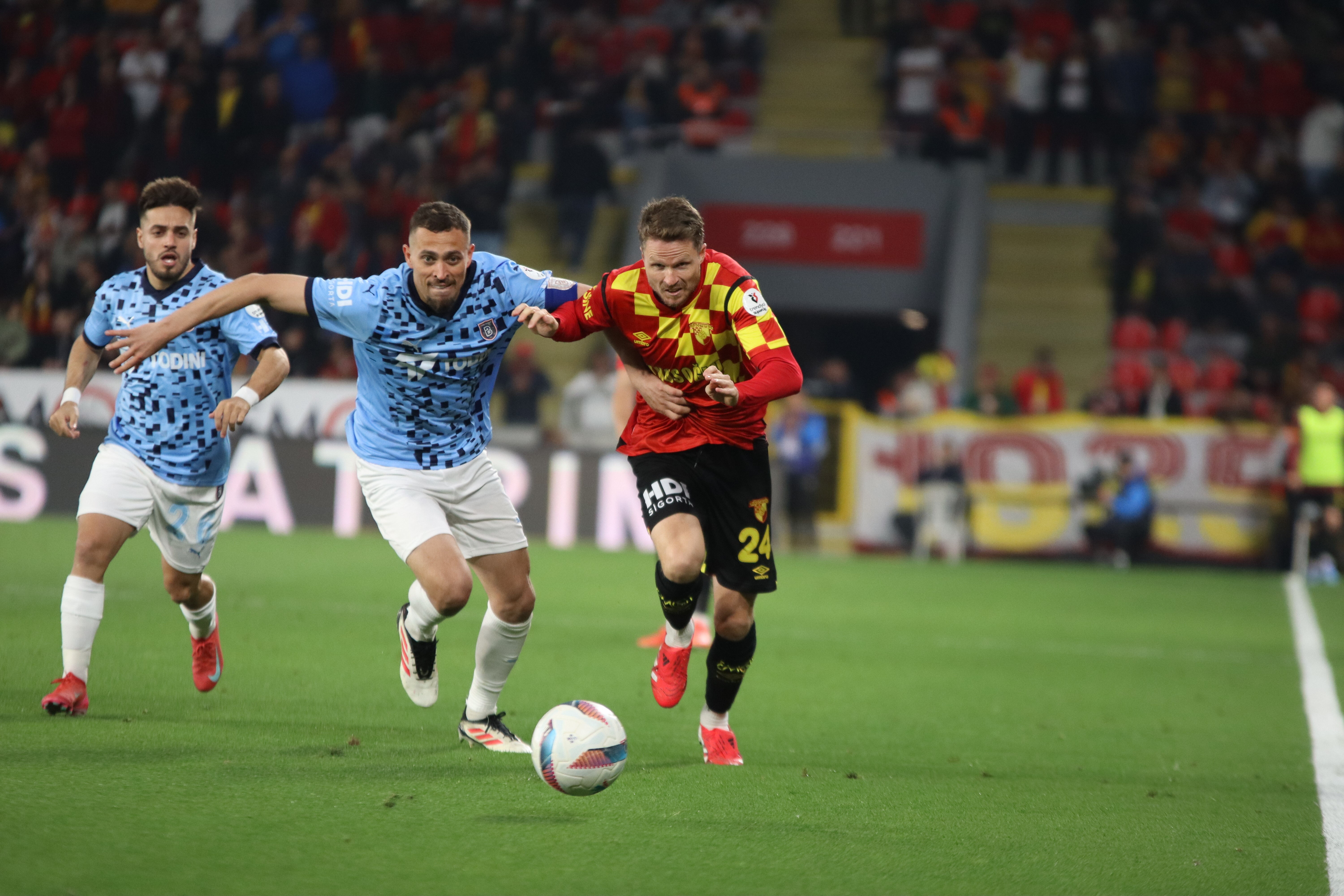 Göztepe, Başakşehir karşısında galibiyet hasretini sona erdirdi: 4-1 Göztepe, Başakşehir karşısında galibiyet hasretini sona erdirdi: 4-1 - 1. Resim
