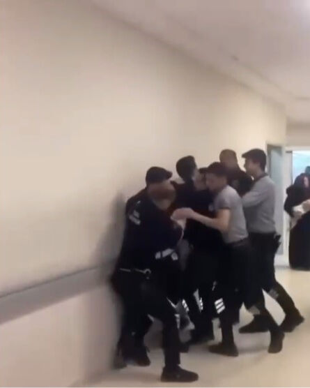Hastanede dehşet anları! 'Çocuğumla ilgilenmedin' diyerek hemşireye saldırdı - 2. Resim