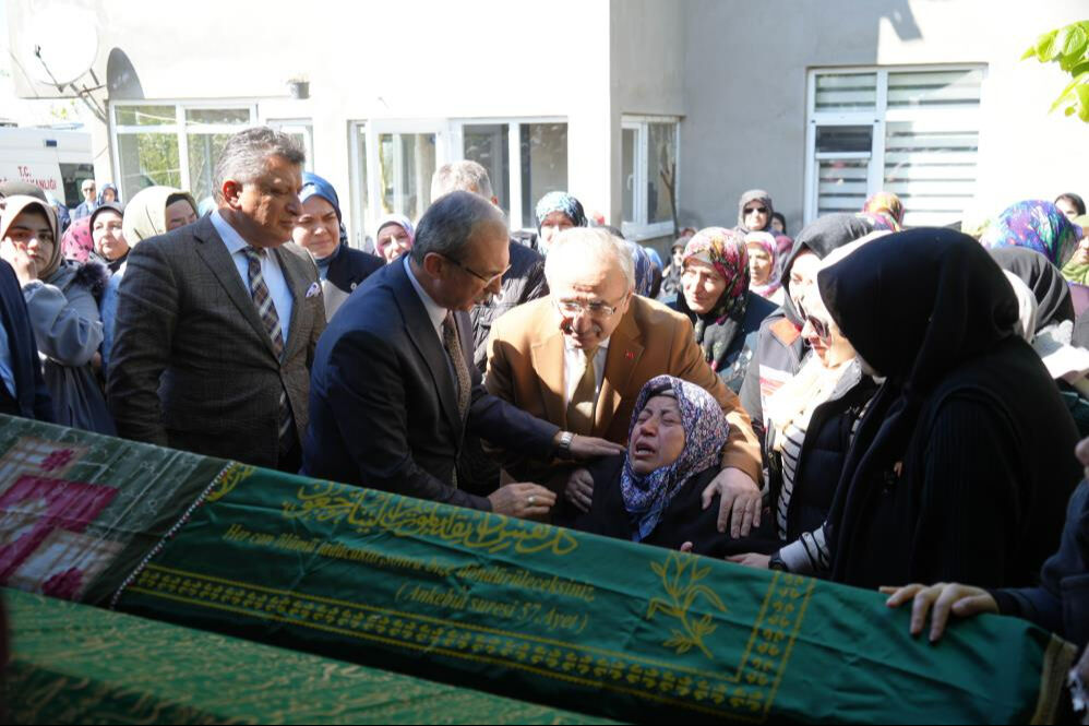 Heyelan felaketinde hayatını kaybeden baba ve kızlarına veda! Faciadan kurtulan annenin gözyaşları Heyelan felaketinde hayatını kaybeden baba ve kızlarına veda! Faciadan kurtulan annenin gözyaşları - 3. Resim