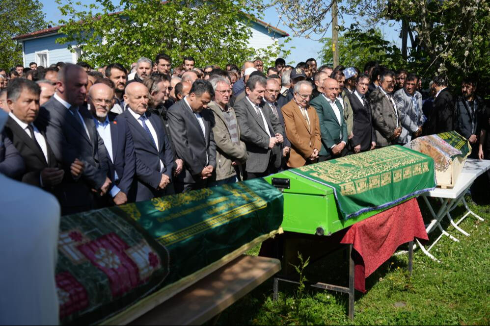 Heyelan felaketinde hayatını kaybeden baba ve kızlarına veda! Faciadan kurtulan annenin gözyaşları Heyelan felaketinde hayatını kaybeden baba ve kızlarına veda! Faciadan kurtulan annenin gözyaşları - 5. Resim