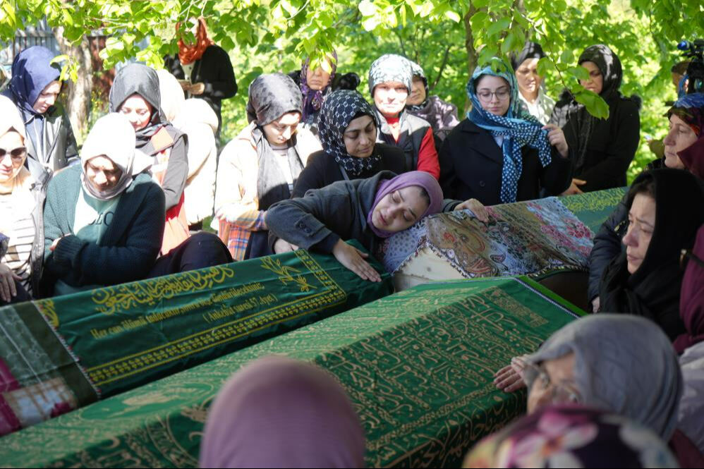 Heyelan felaketinde hayatını kaybeden baba ve kızlarına veda! Faciadan kurtulan annenin gözyaşları Heyelan felaketinde hayatını kaybeden baba ve kızlarına veda! Faciadan kurtulan annenin gözyaşları - 2. Resim