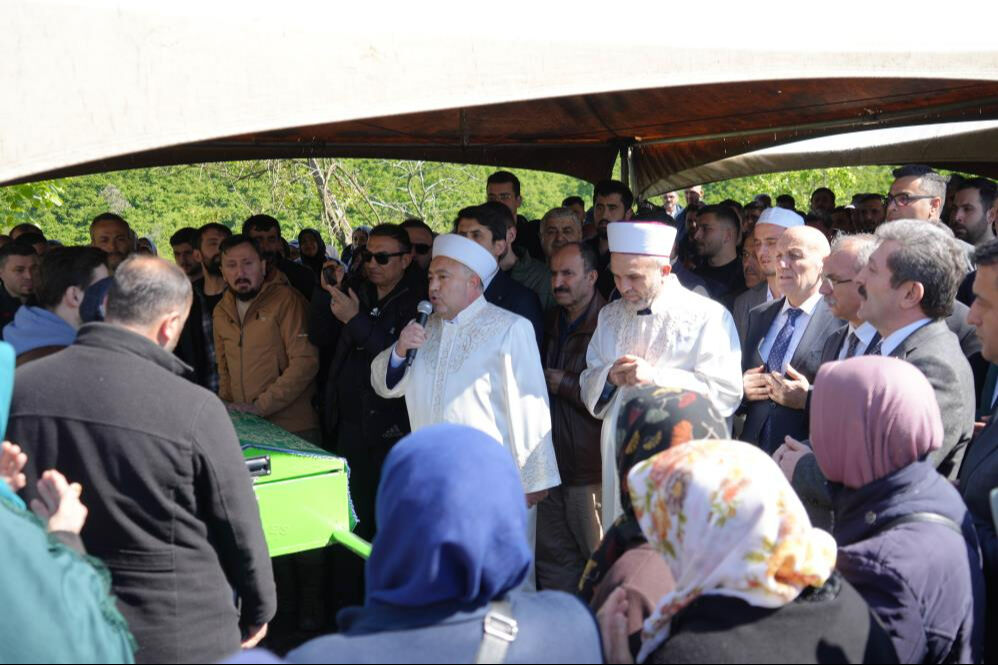 Heyelan felaketinde hayatını kaybeden baba ve kızlarına veda! Faciadan kurtulan annenin gözyaşları Heyelan felaketinde hayatını kaybeden baba ve kızlarına veda! Faciadan kurtulan annenin gözyaşları - 4. Resim