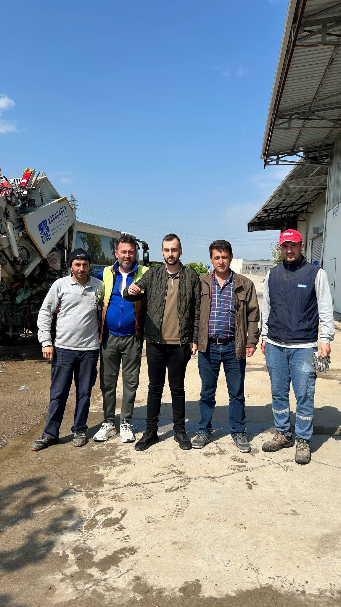 'İnsanlık ölmemiş' dedirten hareket! Çöpte kaybolan altınlar için harekete geçtiler - 1. Resim