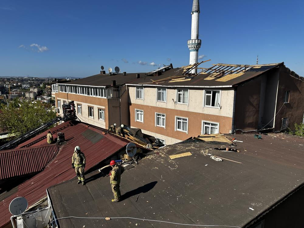 İstanbul'da şiddetli rüzgar! Ağaçlar devrildi, çatılar uçtu, ulaşım aksadı - 2. Resim