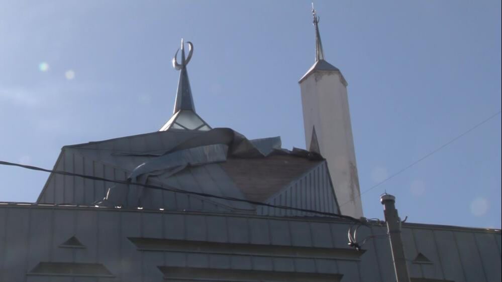 İstanbul'da şiddetli rüzgar! Ağaçlar devrildi, çatılar uçtu, ulaşım aksadı - 3. Resim