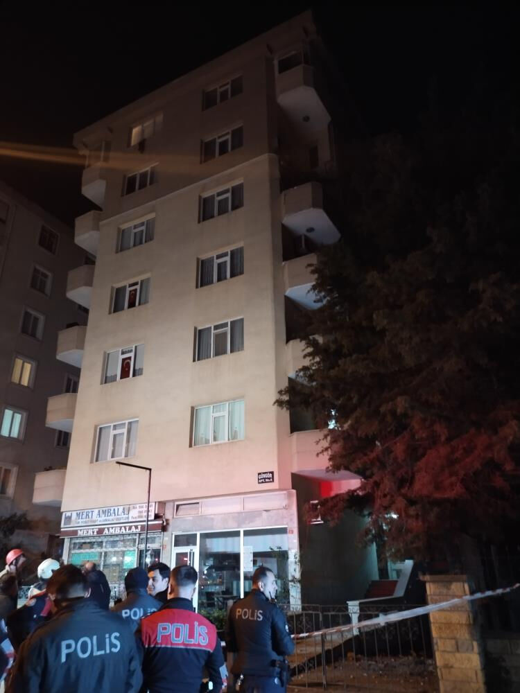 Kadıköy'de sıcak saatler! İnsanlar tahliye edildi, çok sayıda ekip olay yerinde Kadıköy'de sıcak saatler! İnsanlar tahliye edildi, çok sayıda ekip olay yerinde - 2. Resim
