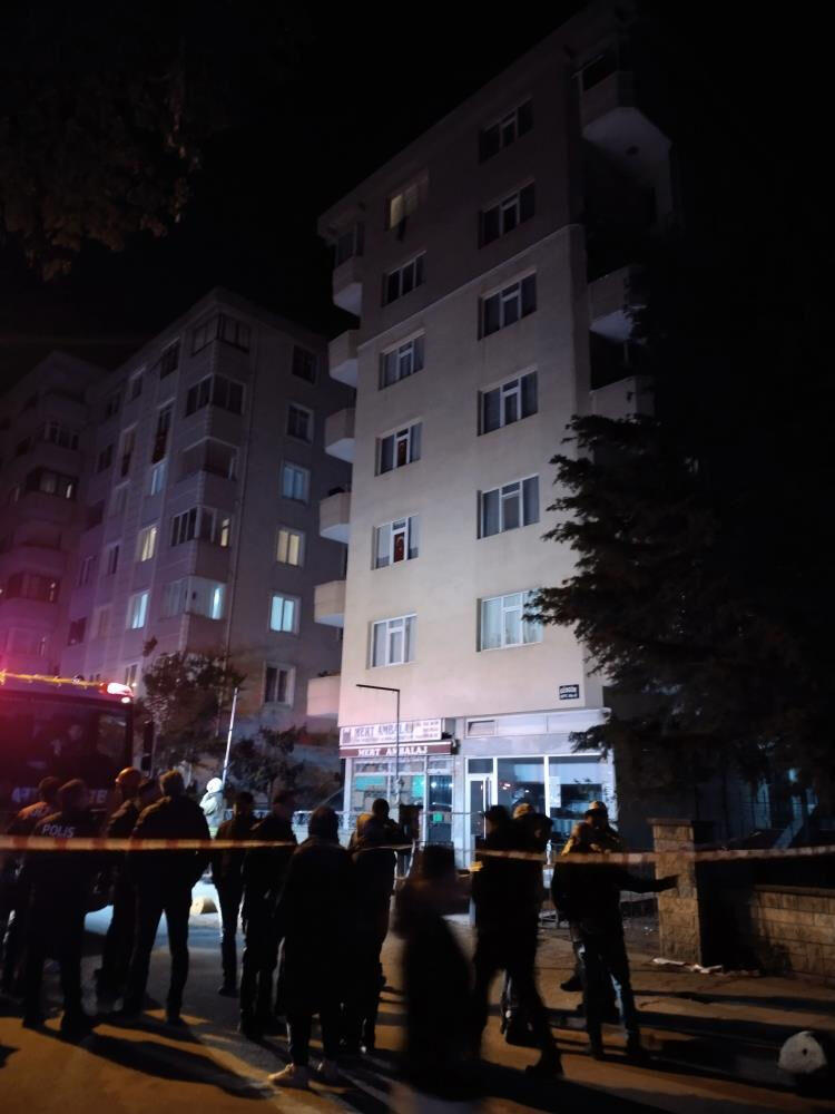 Kadıköy'de sıcak saatler! İnsanlar tahliye edildi, çok sayıda ekip olay yerinde Kadıköy'de sıcak saatler! İnsanlar tahliye edildi, çok sayıda ekip olay yerinde - 1. Resim
