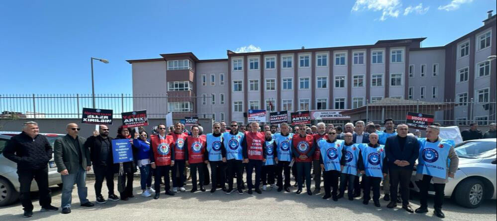 Okuldan atılan 2 öğrencinin darp ettiği öğretmen: "Ben kahraman değilim, görevimi yaptım" Okuldan atılan 2 öğrencinin darp ettiği öğretmen: "Ben kahraman değilim, görevimi yaptım" - 2. Resim