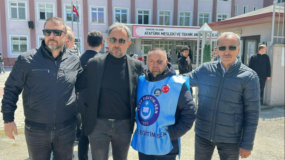 Okuldan atılan 2 öğrencinin darp ettiği öğretmen: "Ben kahraman değilim, görevimi yaptım" Okuldan atılan 2 öğrencinin darp ettiği öğretmen: "Ben kahraman değilim, görevimi yaptım" - 1. Resim