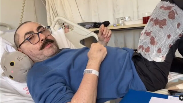 Peker Açıkalın hastanelik oldu! O görüntü sevenlerini korkuttu: "Kan mı o?" Peker Açıkalın hastanelik oldu! O görüntü sevenlerini korkuttu: "Kan mı o" - 2. Resim