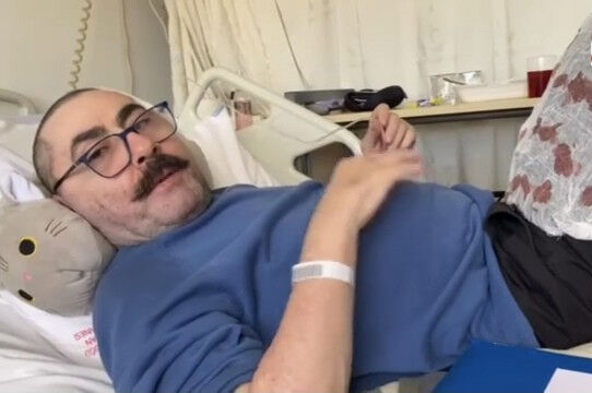 Peker Açıkalın hastanelik oldu! O görüntü sevenlerini korkuttu: "Kan mı o?" Peker Açıkalın hastanelik oldu! O görüntü sevenlerini korkuttu: "Kan mı o?" - 5. Resim