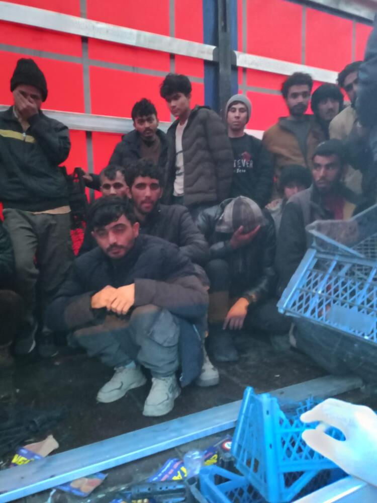 Sakarya'da yakalandılar! 46 kişi birden çıktı, sürücü tutuklandı Sakarya'da yakalandılar! 46 kişi birden çıktı, sürücü tutuklandı - 1. Resim