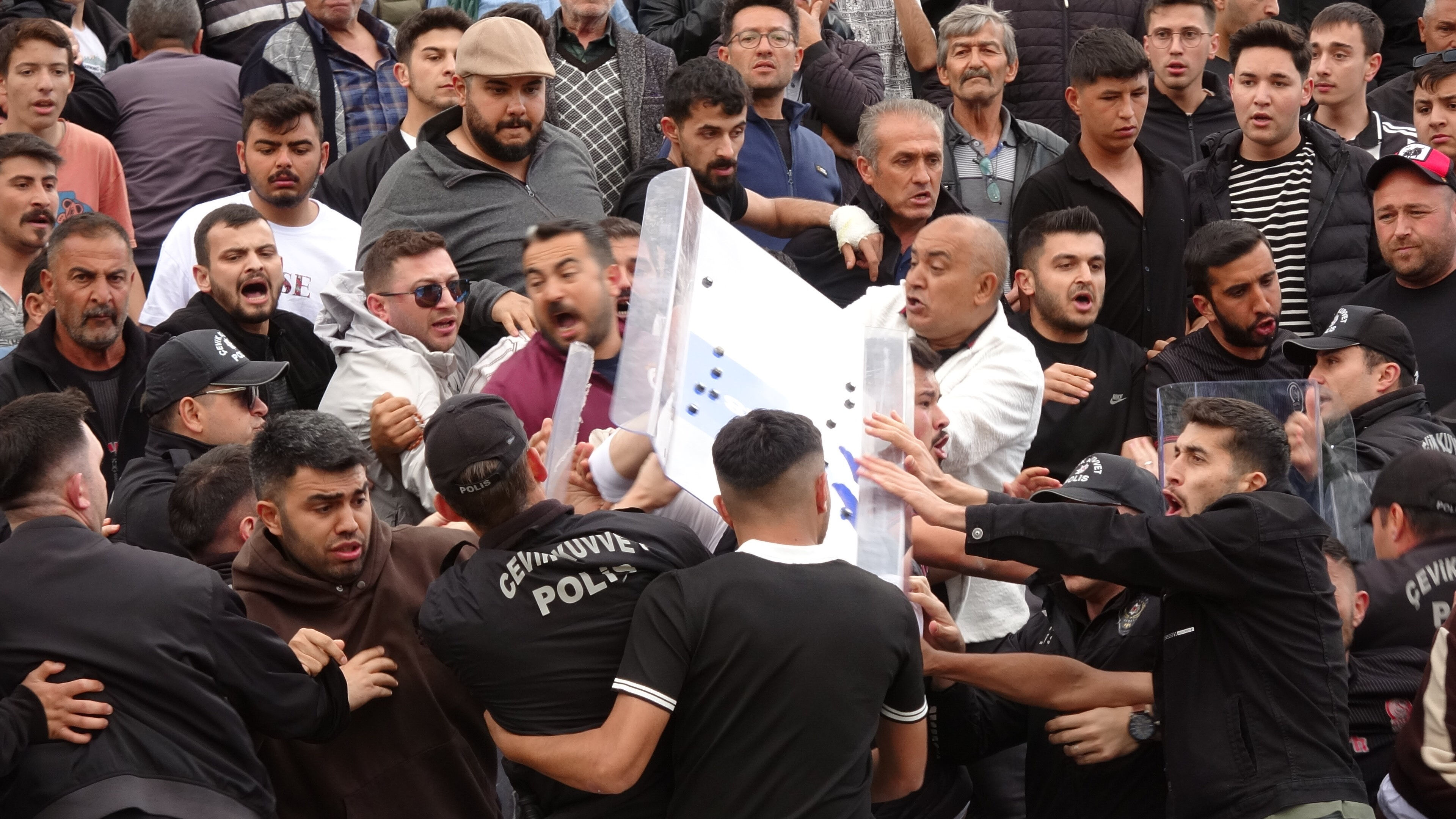 Şampiyonluk maçında 9 kırmızı, 16 sarı kart! Futbolcular birbirine girdi, başkan fenalaştı - 3. Resim