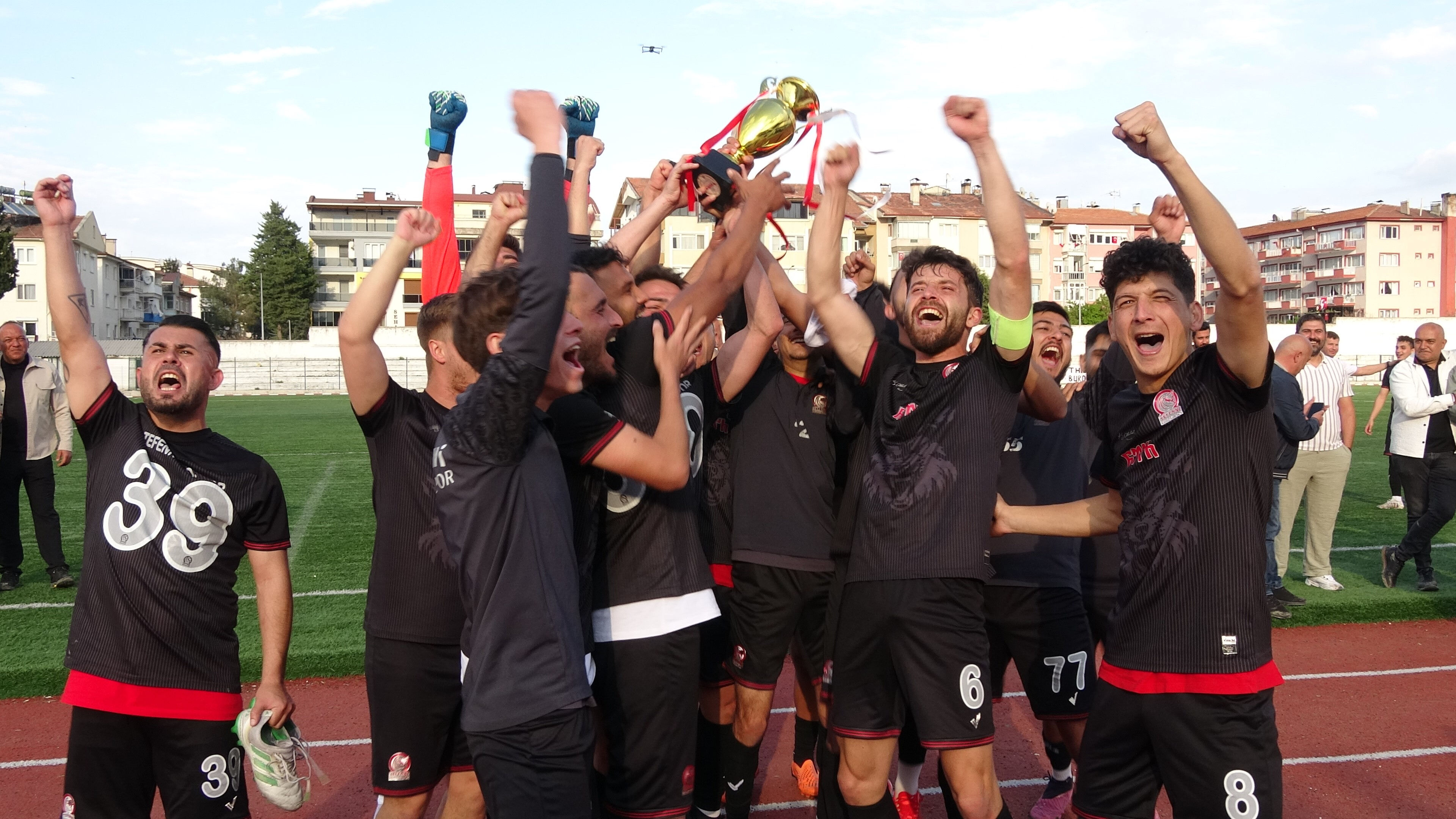 Şampiyonluk maçında 9 kırmızı, 16 sarı kart! Futbolcular birbirine girdi, başkan fenalaştı - 2. Resim