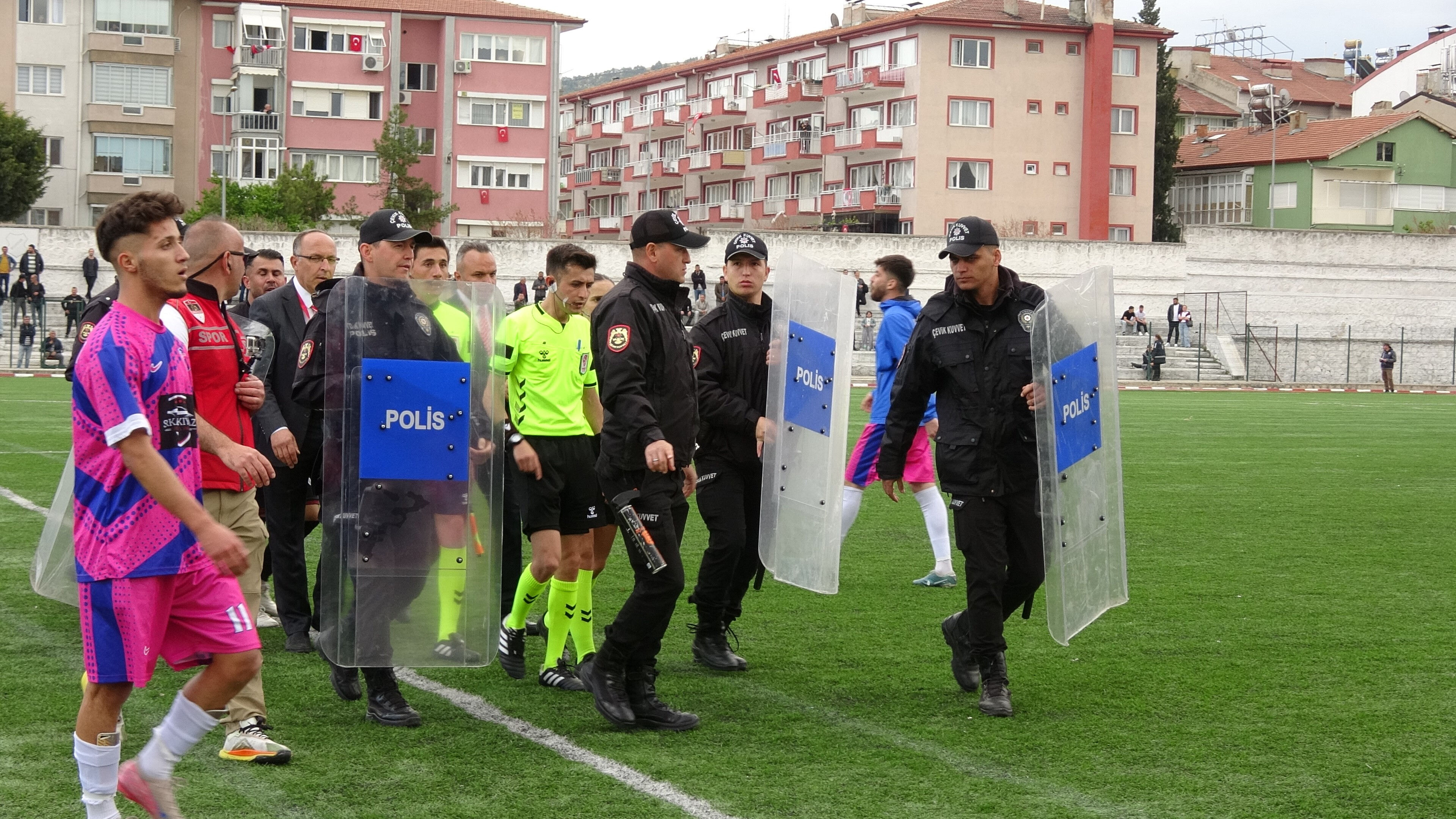 Şampiyonluk maçında 9 kırmızı, 16 sarı kart! Futbolcular birbirine girdi, başkan fenalaştı - 1. Resim