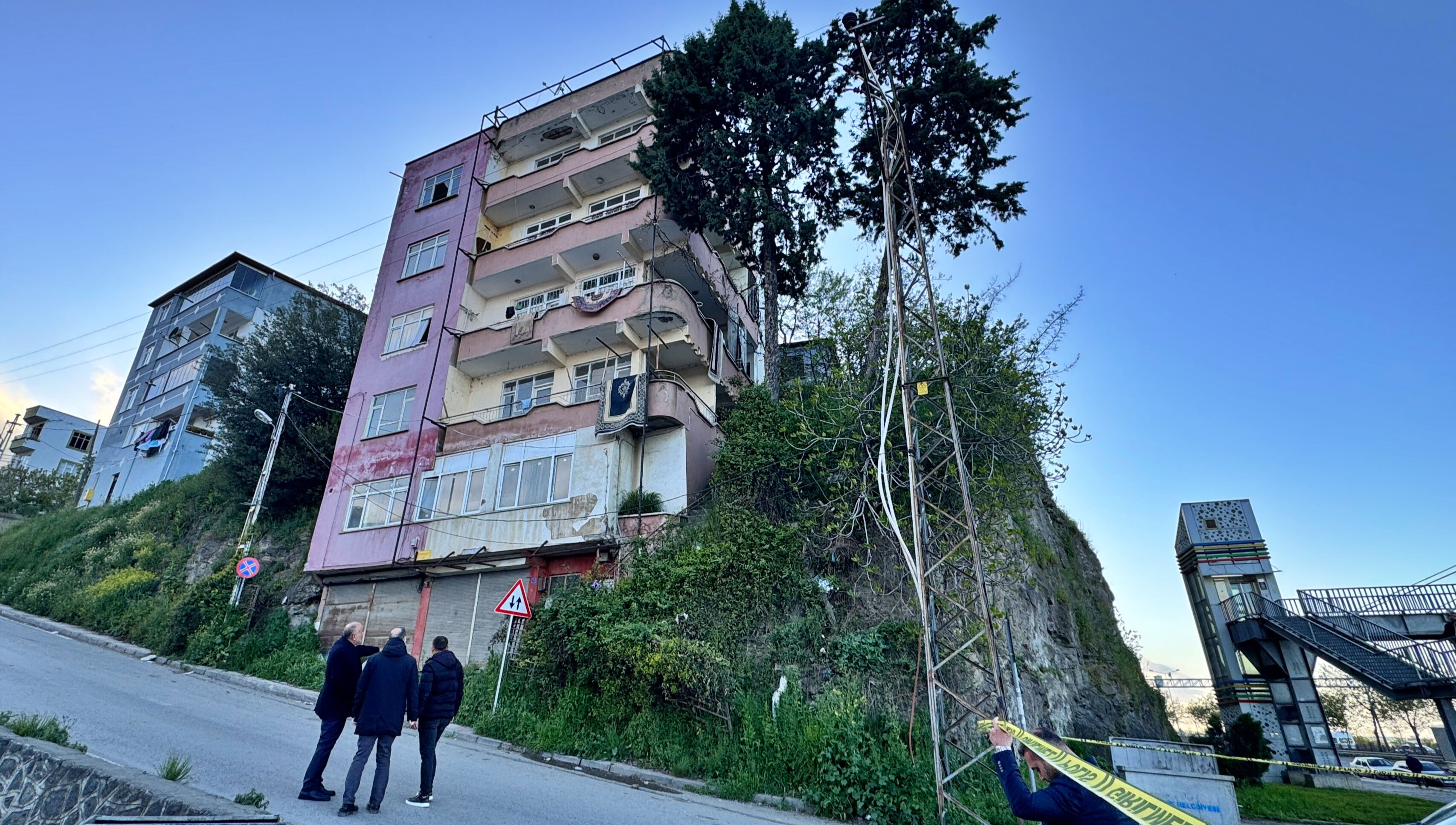 Samsun'da heyelan bölgesinde 5 katlı bina tahliye edildi - 1. Resim