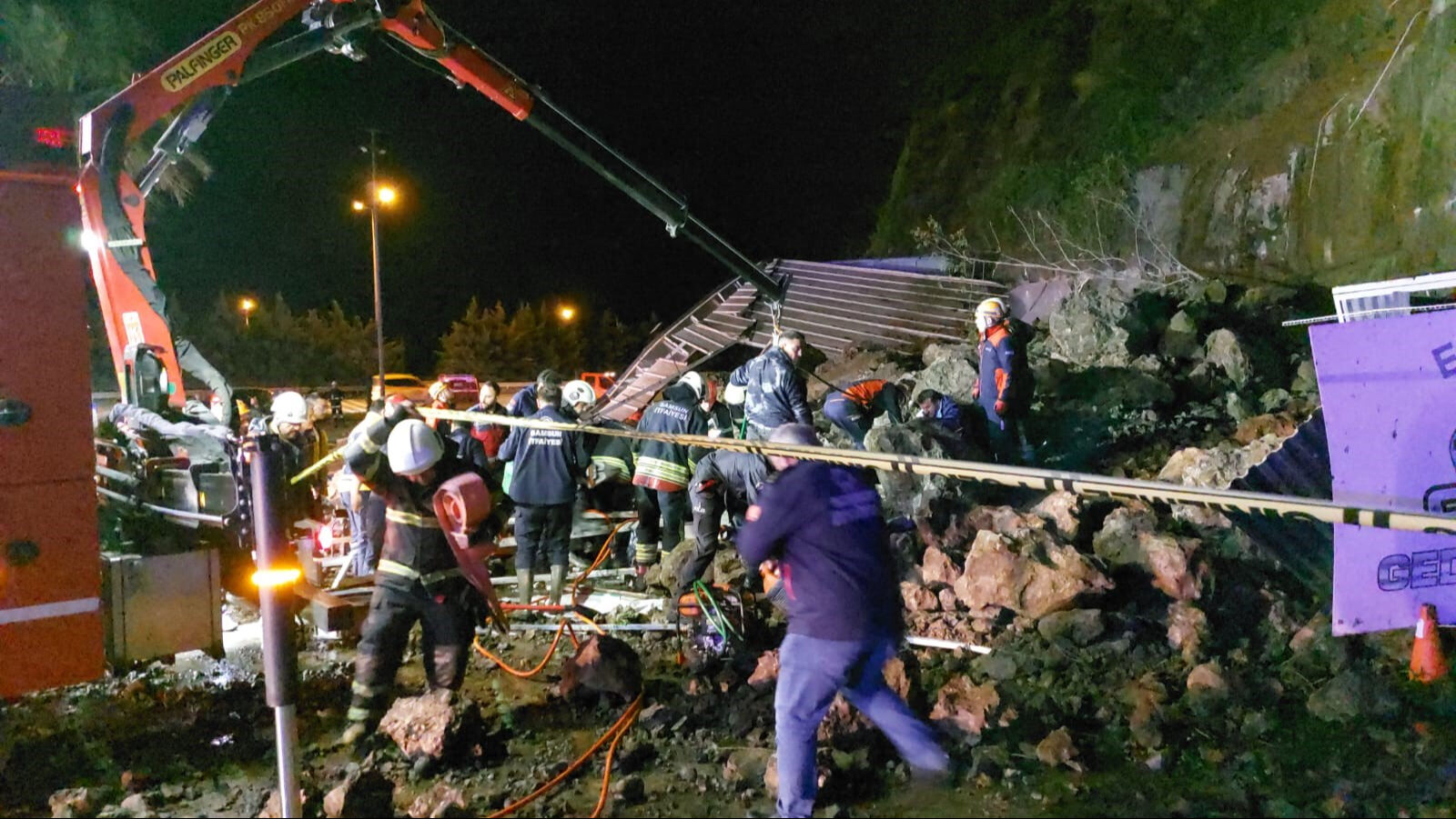 Samsun'da heyelan! Enkaz altında kalanlar var - 3. Resim