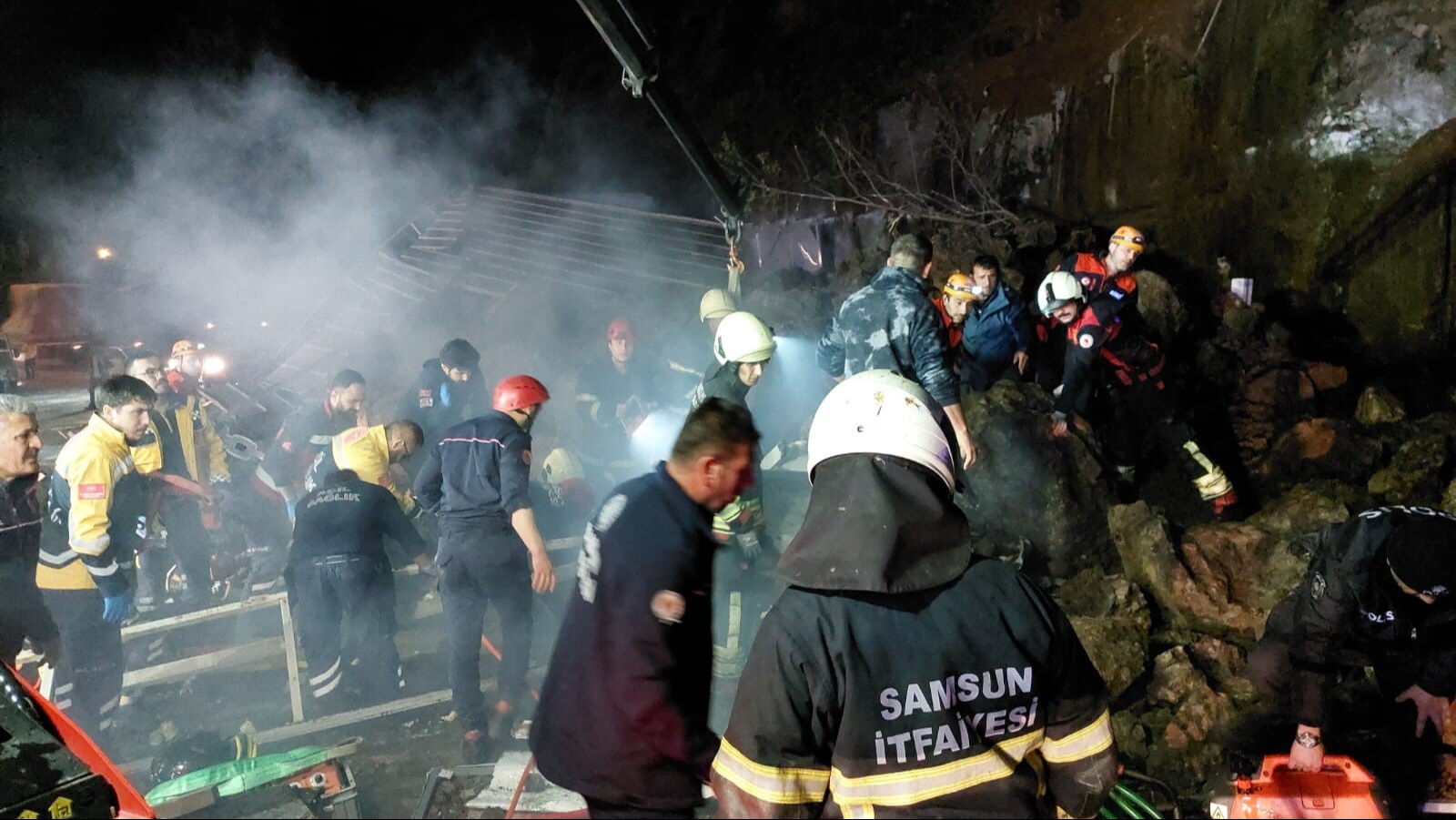 Samsun'da heyelan! Enkaz altında kalanlar var - 2. Resim