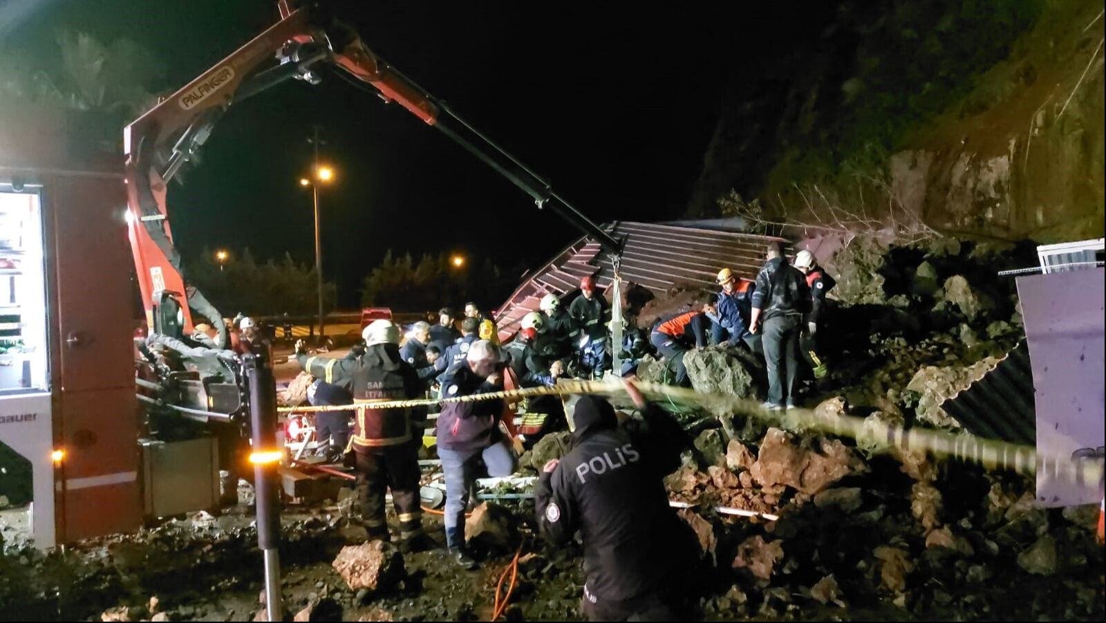 Samsun'da heyelan! Enkaz altında kalanlar var - 1. Resim