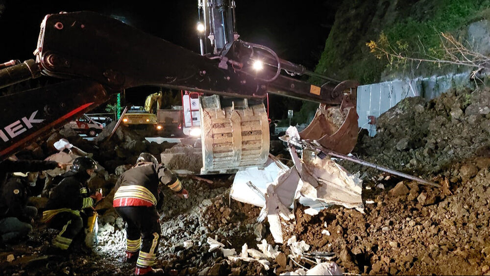 Samsun'daki heyelan faciası güvenlik kamerasında! Baba ve iki evladı canından oldu Samsun'daki heyelan faciası güvenlik kamerasında! Baba ve iki oğlu canından oldu - 5. Resim