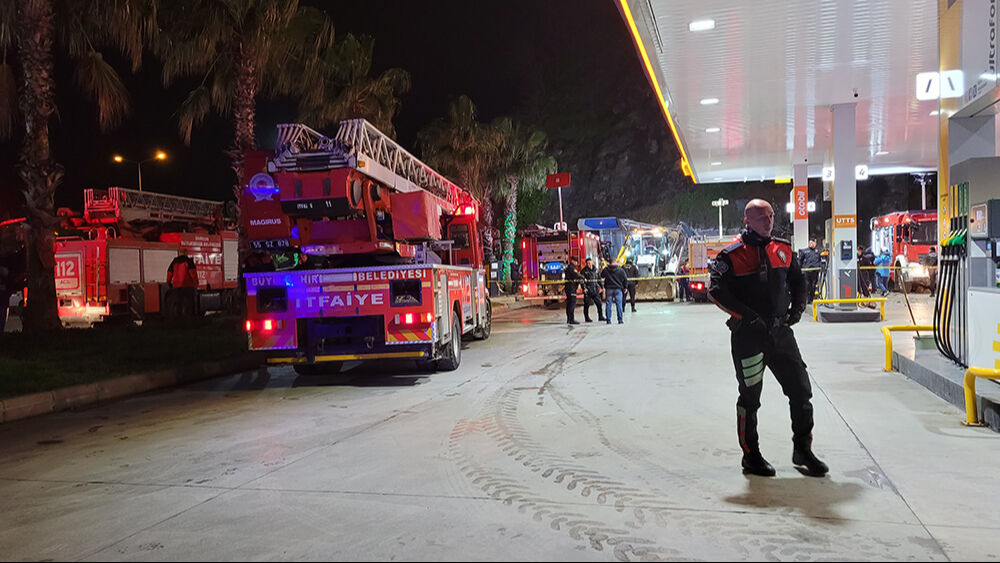 Samsun'daki heyelan faciası güvenlik kamerasında! Baba ve iki evladı canından oldu Samsun'daki heyelan faciası güvenlik kamerasında! Baba ve iki oğlu canından oldu - 6. Resim