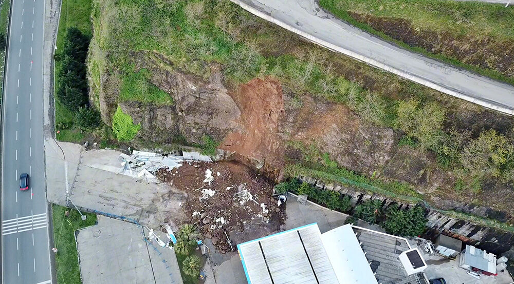 Samsun'daki heyelan faciası güvenlik kamerasında! Baba ve iki evladı canından oldu Samsun'daki heyelan faciası güvenlik kamerasında! Baba ve iki oğlu canından oldu - 4. Resim