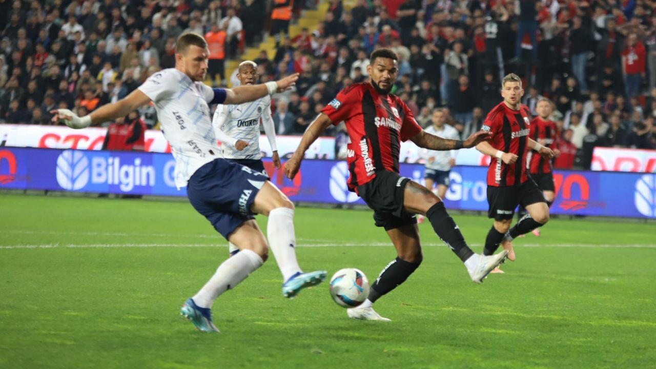 Sarı-lacivertlilerin hedef tahtasına koyduğu son isim MHK Başkanı oldu: Bardak taştı! Sarı-lacivertlilerin hedef tahtasına koyduğu son isim MHK Başkanı oldu: Bardak taştı! - 1. Resim