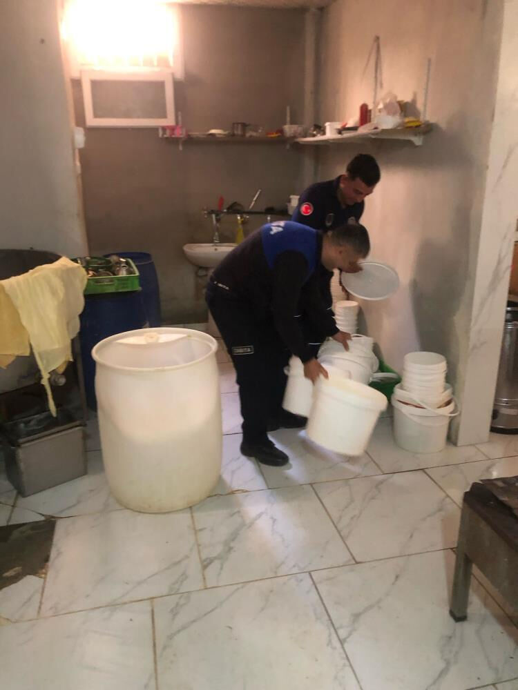 Vatandaşa yedirip içireceklerdi! Ekipler hepsini imha etti Vatandaşa yedirip içireceklerdi! Ekipler hepsini imha etti - 1. Resim