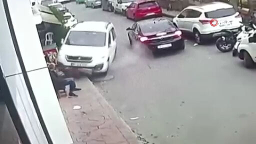 17 yaşındaki ehliyetsiz sürücü kaldırımdaki yaşlı adamı ezdi: Feci kaza anbean kamerada - 1. Resim