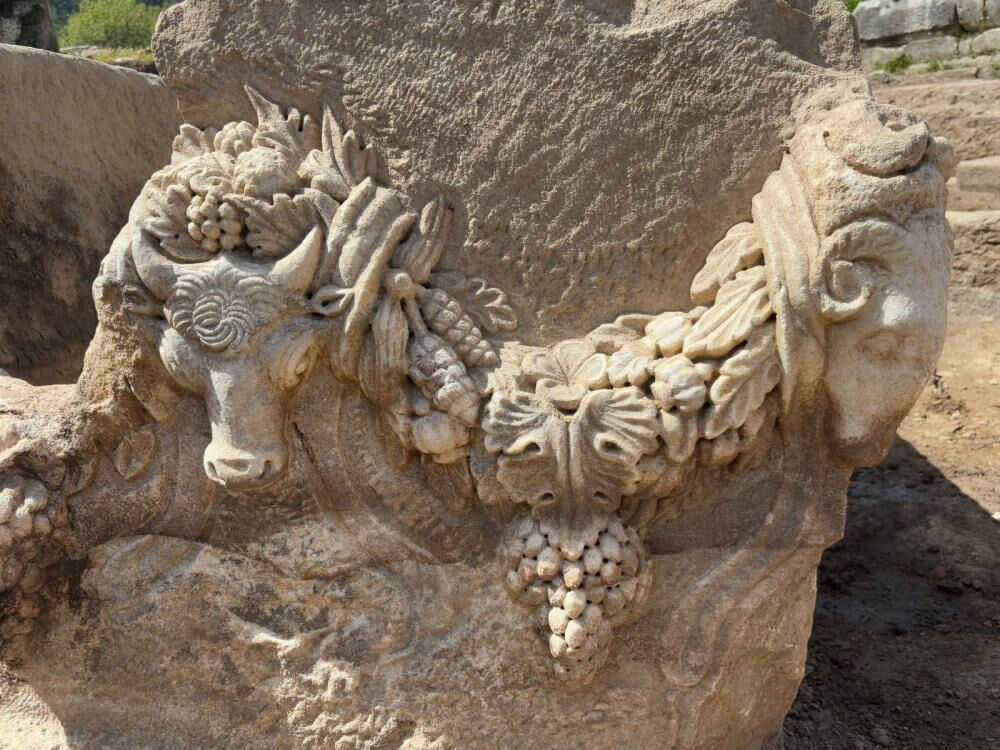 2 bin yıllık girlandlı lahit bulundu! "Bilinen örnekler içerisinde en güzeli" 2 bin yıllık girlandlı lahit bulundu! "Bilinen örnekler içerisinde en güzeli" - 1. Resim