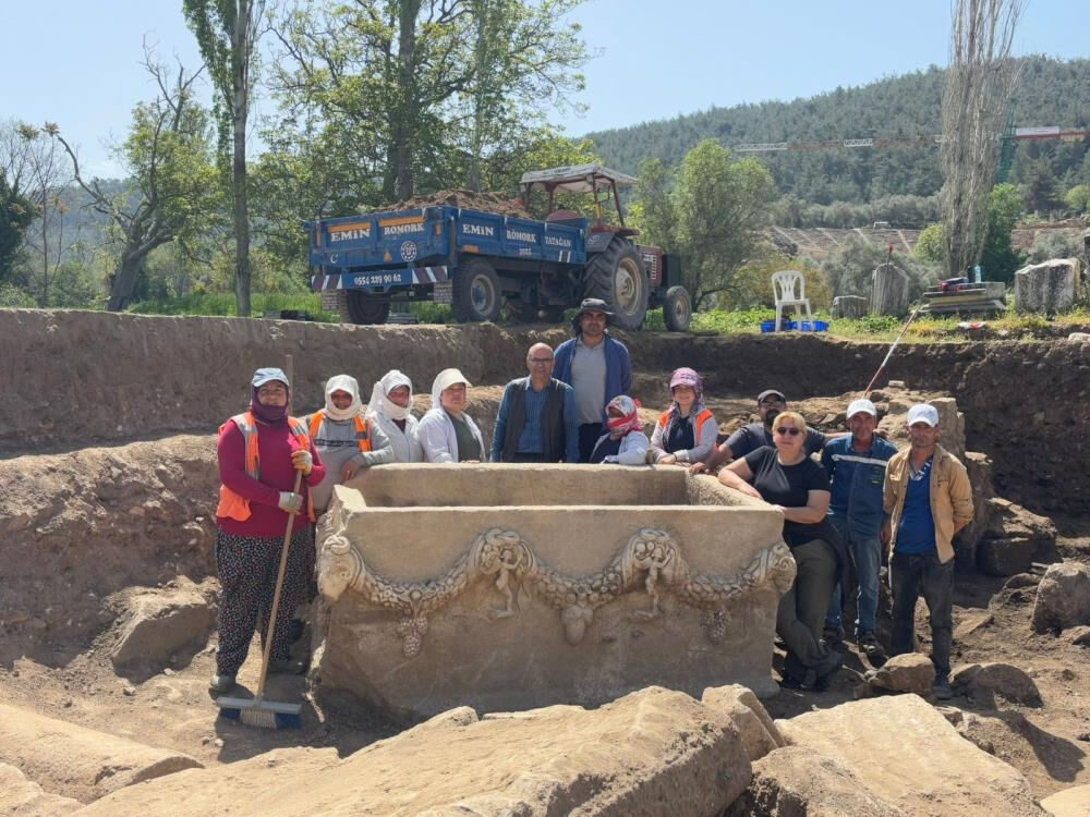 2 bin yıllık girlandlı lahit bulundu! "Bilinen örnekler içerisinde en güzeli" 2 bin yıllık girlandlı lahit bulundu! "Bilinen örnekler içerisinde en güzeli" - 3. Resim