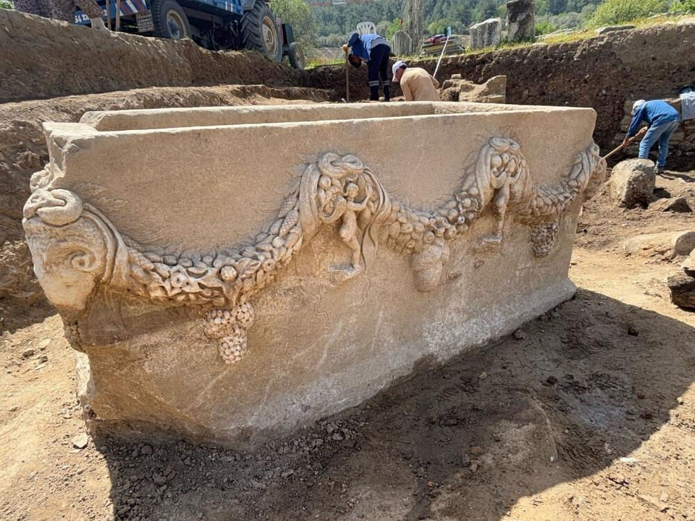 2 bin yıllık girlandlı lahit bulundu! "Bilinen örnekler içerisinde en güzeli" 2 bin yıllık girlandlı lahit bulundu! "Bilinen örnekler içerisinde en güzeli" - 2. Resim