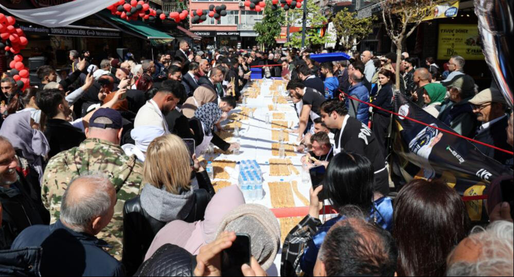 5 dakikada 11 metre börek yedi! 10 gram altın kazandı - 1. Resim