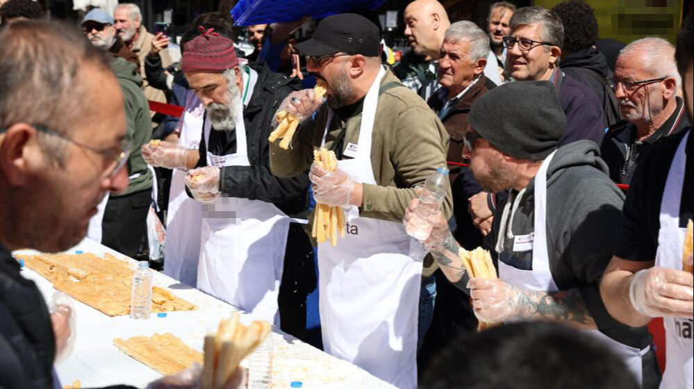 5 dakikada 11 metre börek yedi! 10 gram altın kazandı - 2. Resim