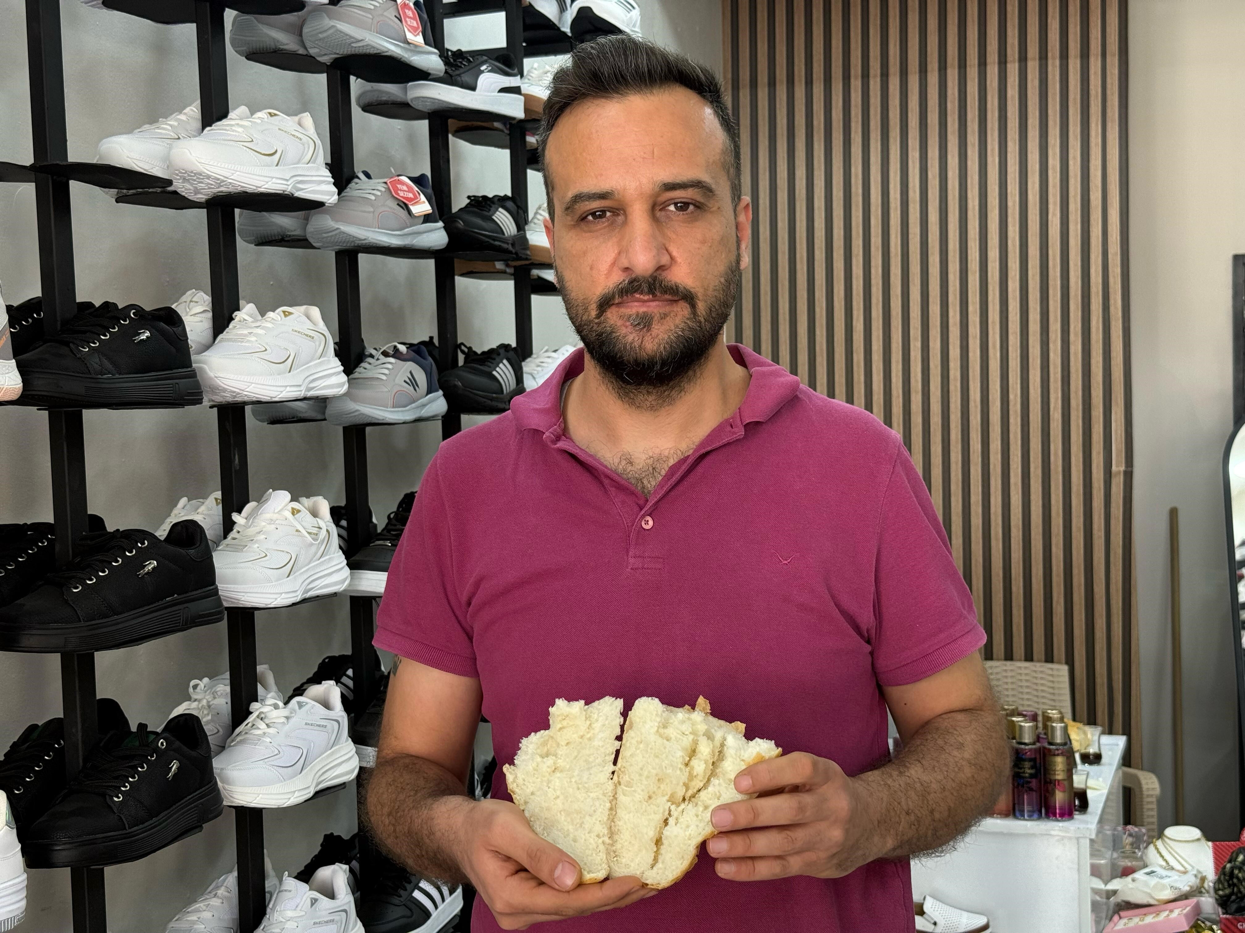 Ağzına atmasıyla fark etmesi bir oldu! Ekmekten bu da çıktı - 1. Resim