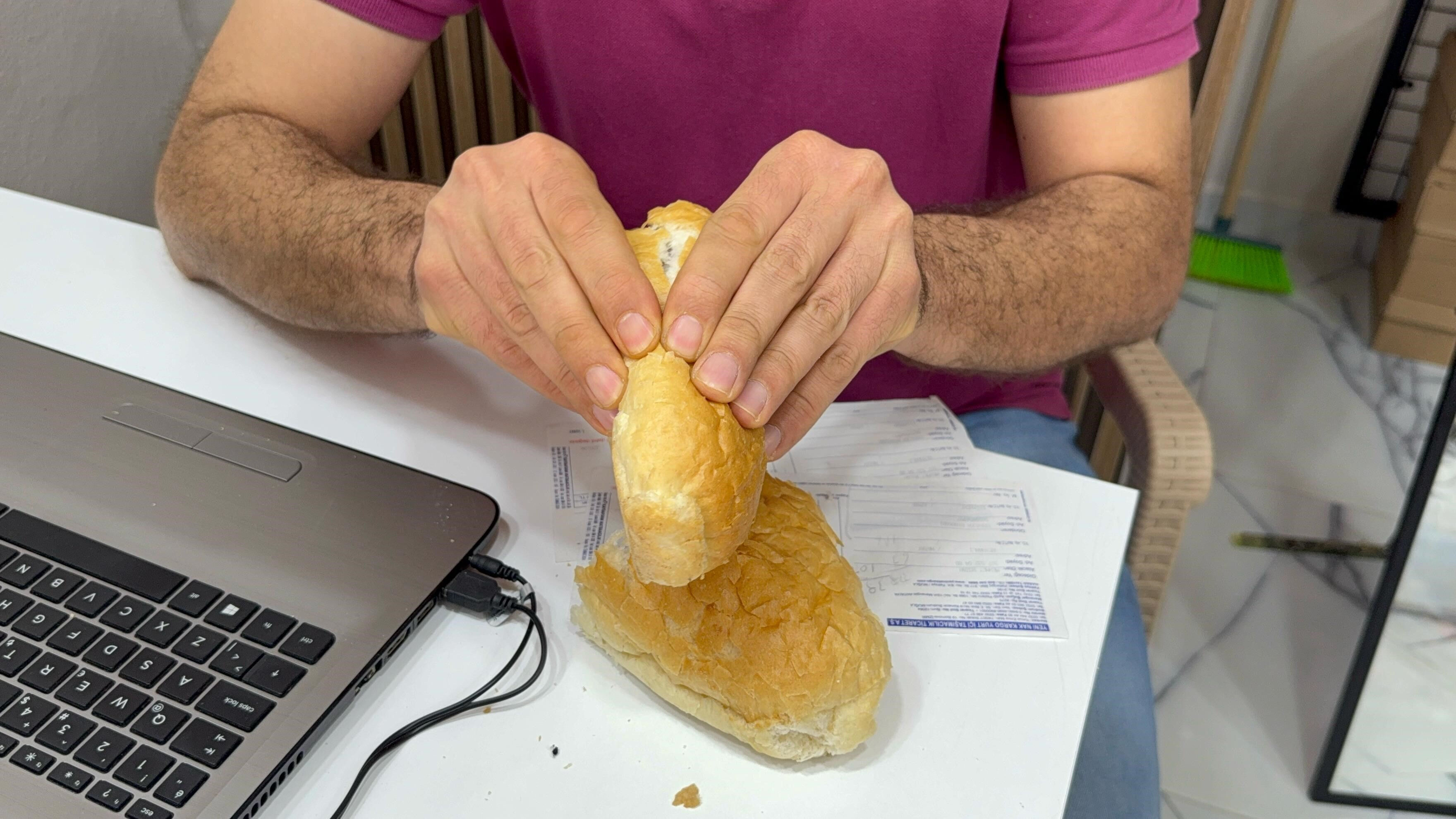 Ağzına atmasıyla fark etmesi bir oldu! Ekmekten bu da çıktı - 2. Resim