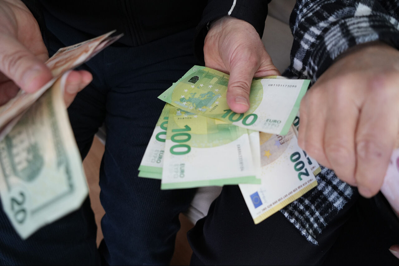 Alışverişe giderken euro dolu cüzdan buldular, yaptıkları hareket yürek ısıttı Alışverişe giderken euro dolu cüzdan buldular, yaptıkları hareket yürek ısıttı - 3. Resim