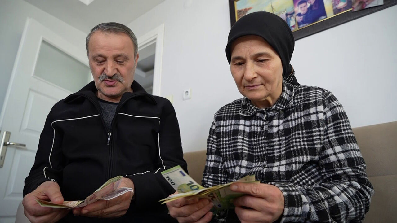 Alışverişe giderken euro dolu cüzdan buldular, yaptıkları hareket yürek ısıttı Alışverişe giderken euro dolu cüzdan buldular, yaptıkları hareket yürek ısıttı - 1. Resim