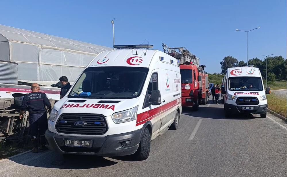Antalya’da tur midibüsü devrildi! Çok sayıda turist yaralandı - 1. Resim