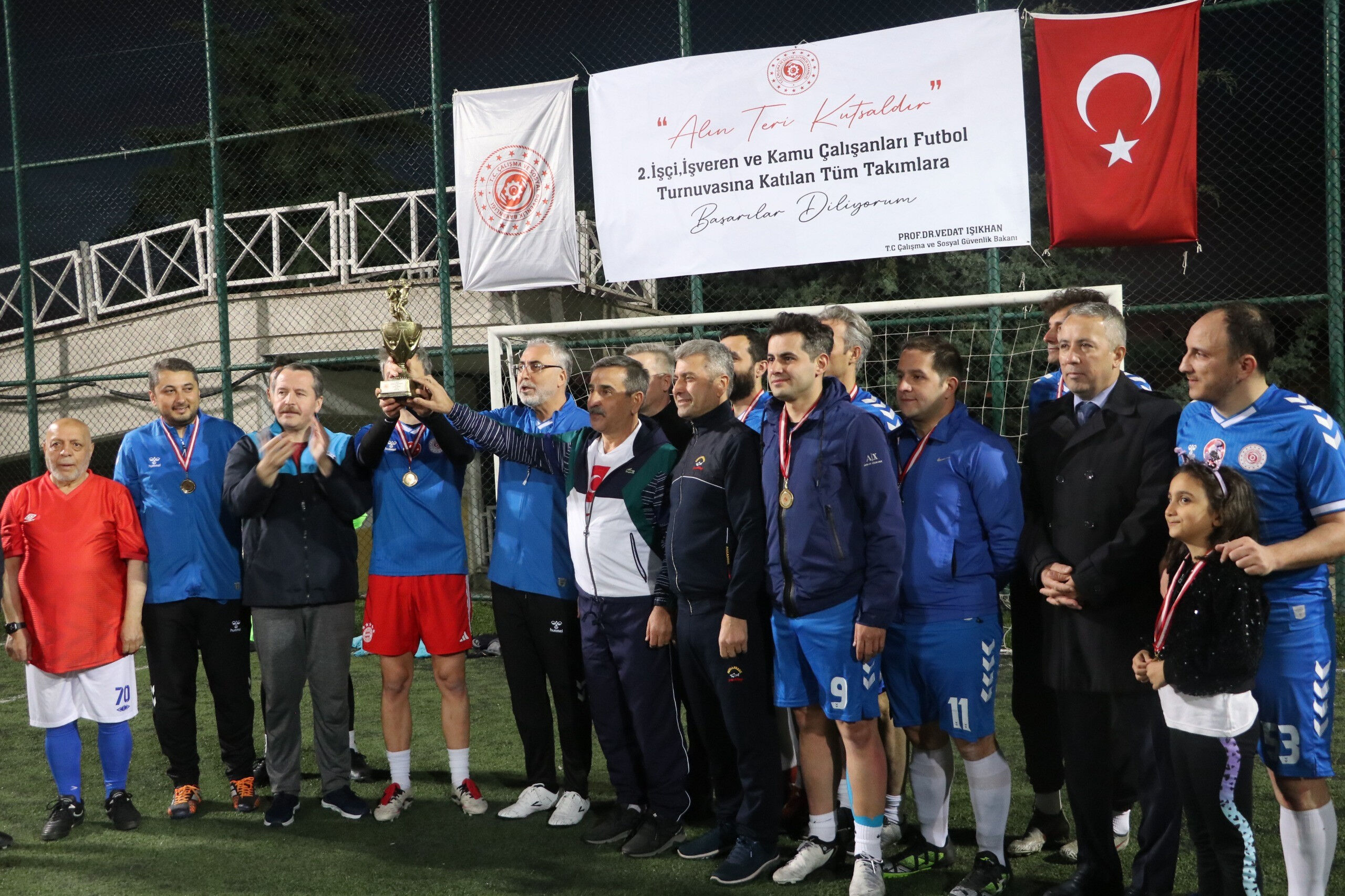Bakan Işıkhan yeşil sahalara indi! Takımı farkla kazandı Bakan Işıkhan yeşil sahalara indi! Takımı farkla kazandı - 3. Resim