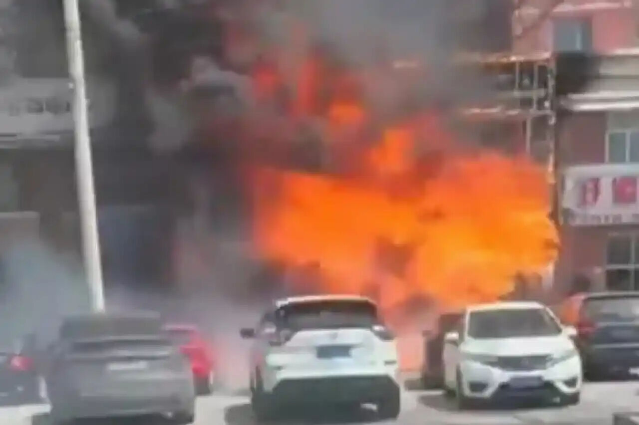 Çin'deki restoran yangınında ölü sayısı artıyor, Xi seferberlik başlattı! Çin'deki restoran yangınında ölü sayısı artıyor, Xi seferberlik başlattı! - 1. Resim