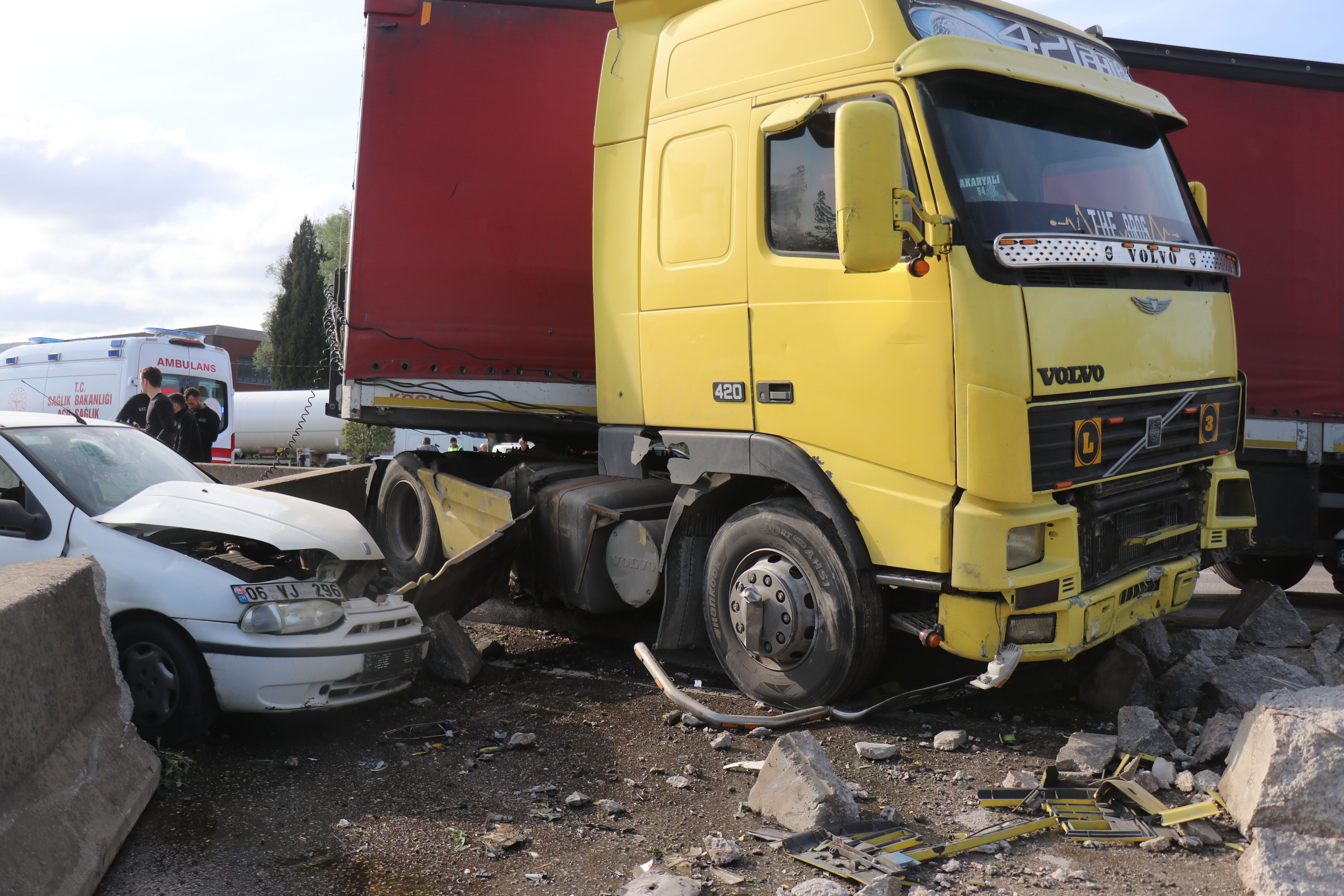 D-100'de tır karşı şeride geçti, 3 araca çarptı! Ortalık savaş alanına döndüğü kazada yaralı var D-100'de tır karşı şeride geçti, 3 araca çarptı! Ortalık savaş alanına döndüğü kazada yaralı var - 1. Resim