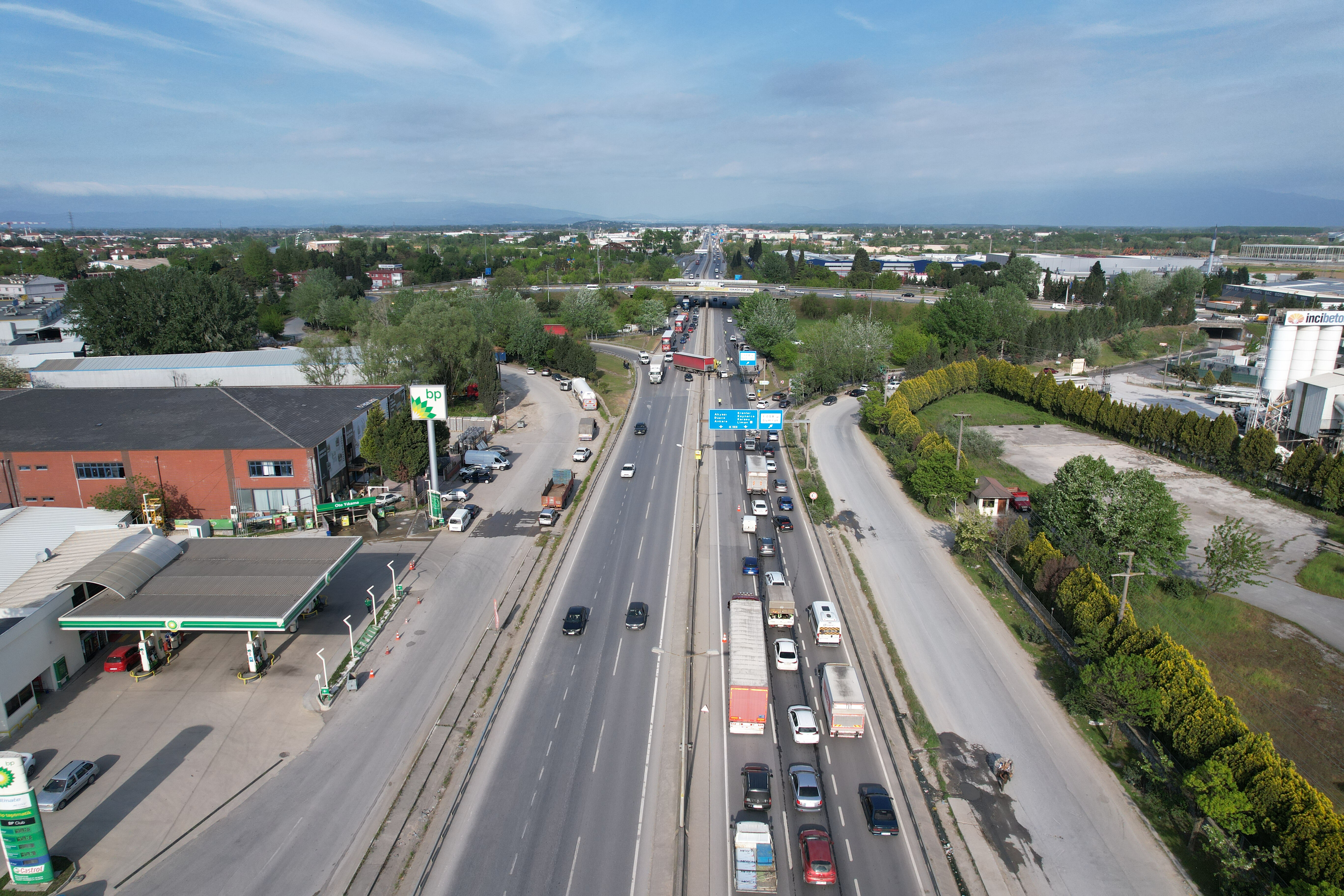 D-100'de tır karşı şeride geçti, 3 araca çarptı! Ortalık savaş alanına döndüğü kazada yaralı var D-100'de tır karşı şeride geçti, 3 araca çarptı! Ortalık savaş alanına döndüğü kazada yaralı var - 2. Resim